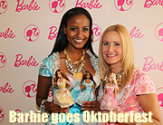 "Barbie loves Ophelia Blaimer" – Pink Pre-Wiesn-Brunch im Restaurant Feinkost Käfer mit Barbie, Rebecca Mir und Sara Nuru & Wiesn-Barbie in Ophelia Blaimer Dirndl (©Foto: Martin Schmitz)